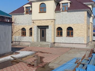 Продам дом, 10 комнат, 240 м², этажей: 2, участок: 8 соток в собственности