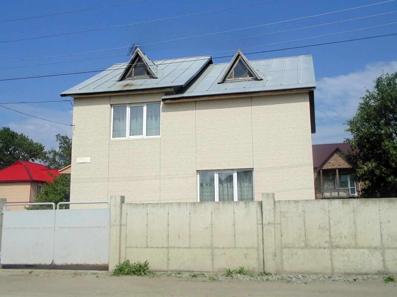 Продам дом, 4 комнаты, 190 м², этажей: 3, участок: 7,3 сотки в собственности