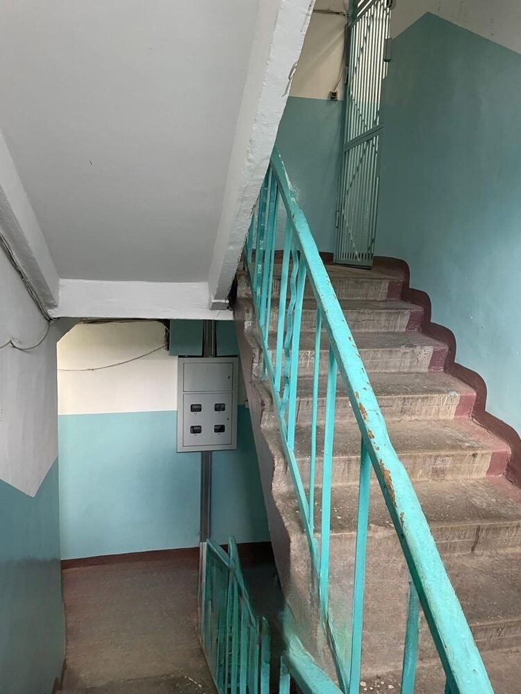 Продам квартиру, 3 комнаты, брежневка, 57 м², этаж: 2/5