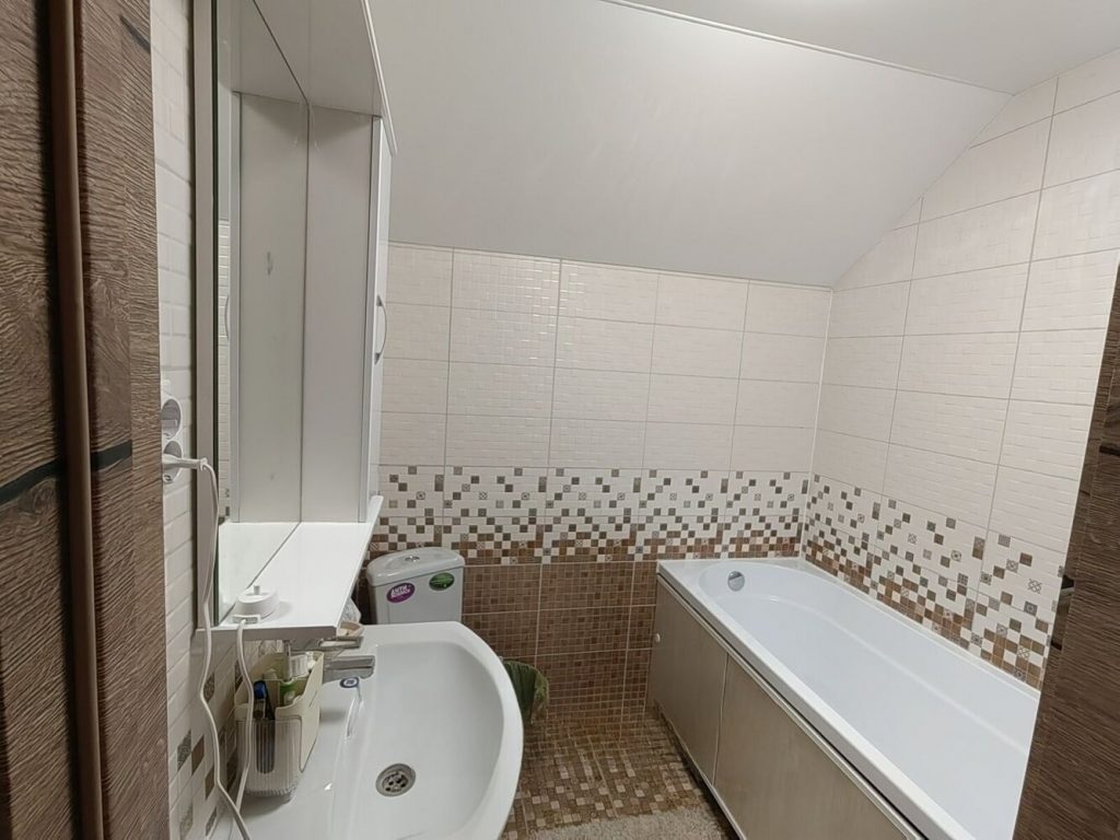 Продам дом, 4 комнаты, 147 м², этажей: 2, участок: 6 соток в собственности