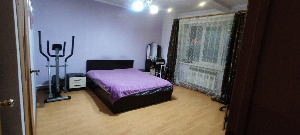 Продам дом, 6 комнат, 204 м², этажей: 2, участок: 6 соток в собственности