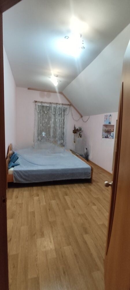 Продам дом, 6 комнат, 204 м², этажей: 2, участок: 6 соток в собственности