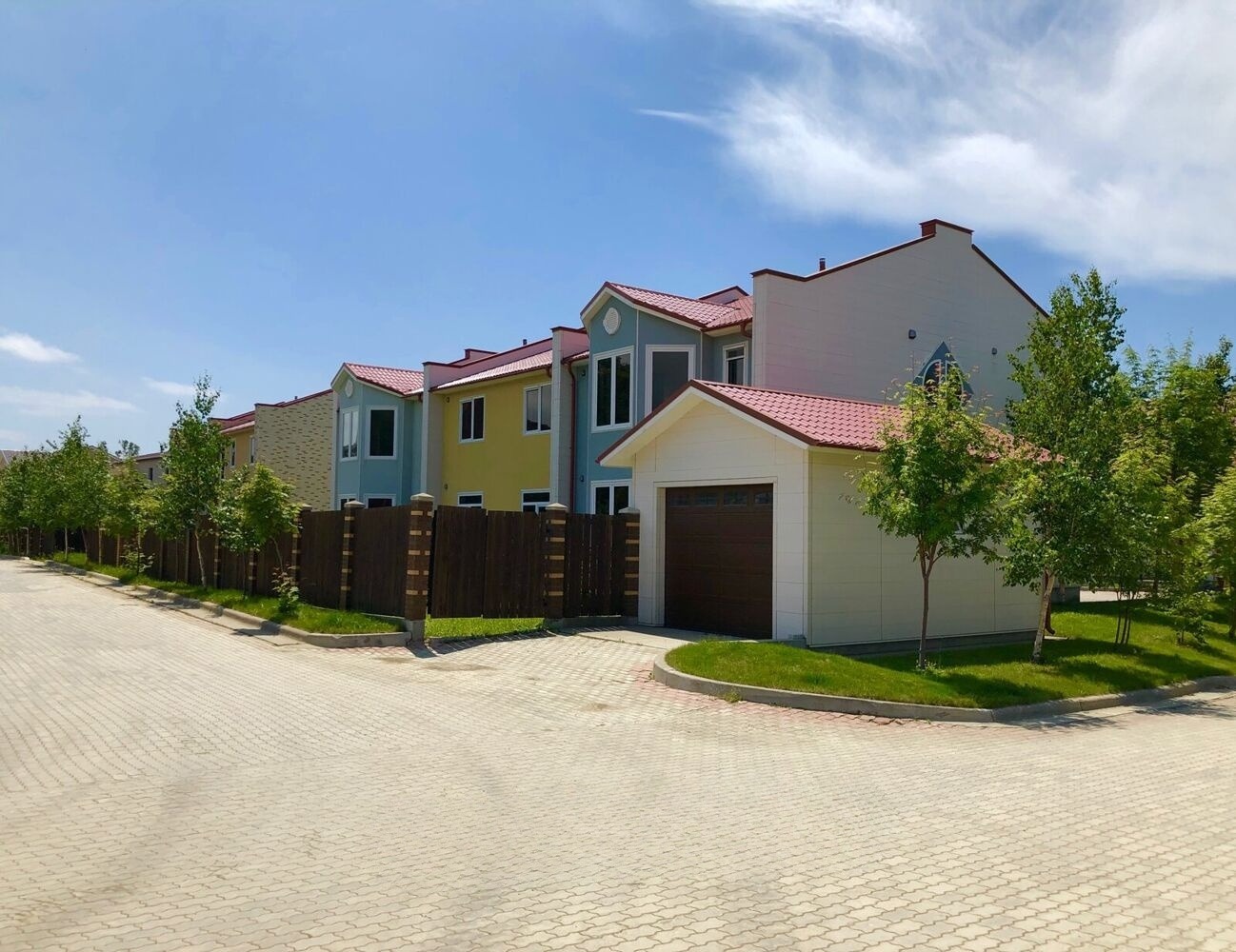 Продам дом, 5 комнат, 250 м², этажей: 2, участок: 4,5 сотки в собственности