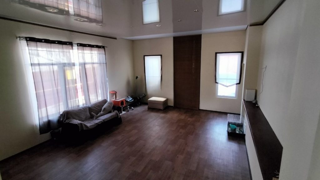 Продам дом, 6 комнат, 435 м², этажей: 2, участок: 12 соток в собственности