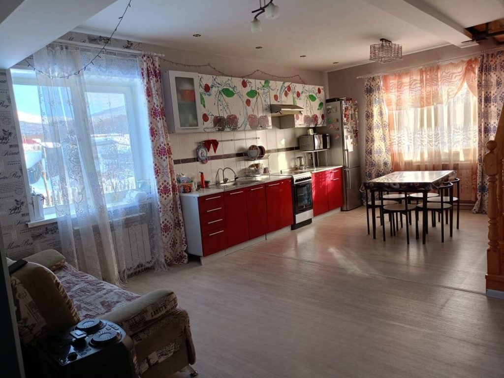 Продам дом, 6 комнат, 204 м², этажей: 2, участок: 6 соток в собственности